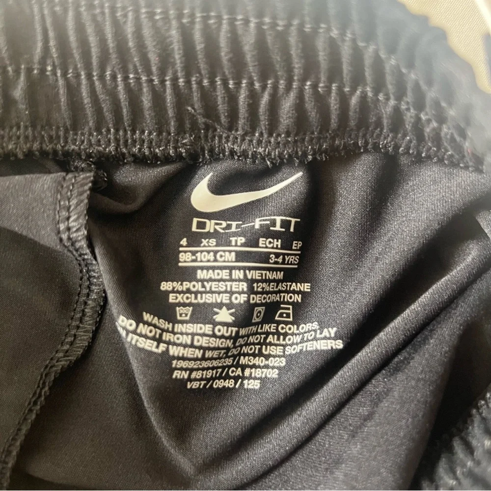 Nike Girls Dri-FIT Black Shorts Size 4 NWT - Picture 5 of 5